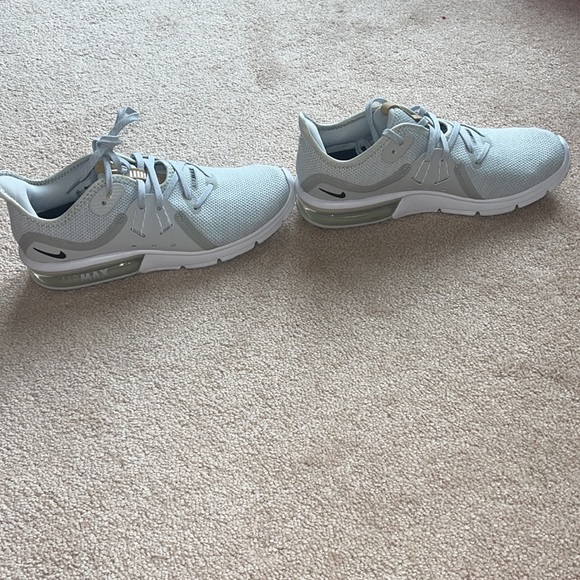 Women’s Nike air max shoes never worn size 6.5 - Picture 3 of 5
